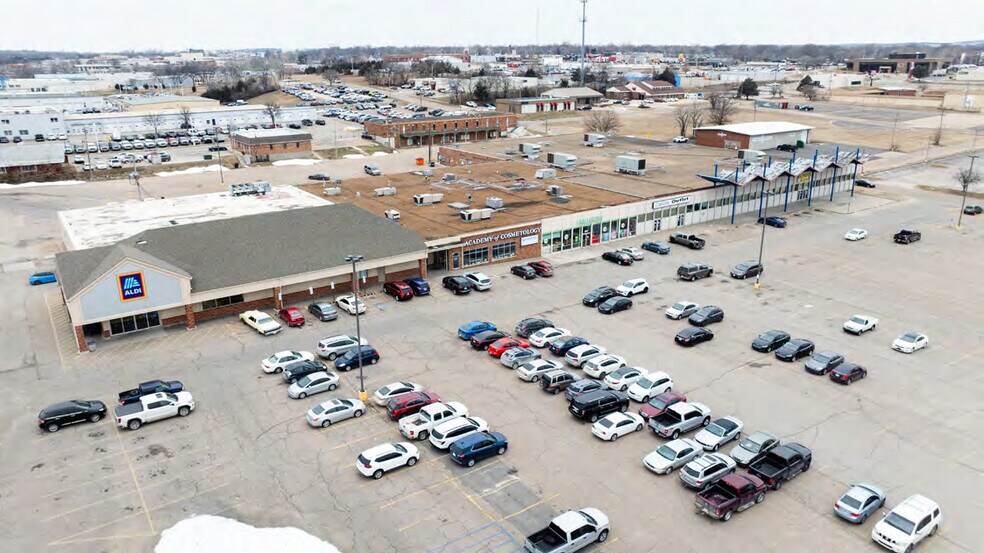 More Photos Of 105-115 SW 29th St, Topeka General Retail For Sale