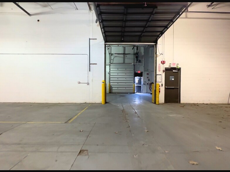 More Photos Of 15203 S Commerce Dr, Dearborn Manufacturing For Lease