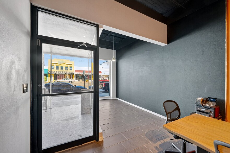 More Photos Of 141 W International Speedway Blvd, Daytona Beach Storefront For Sale