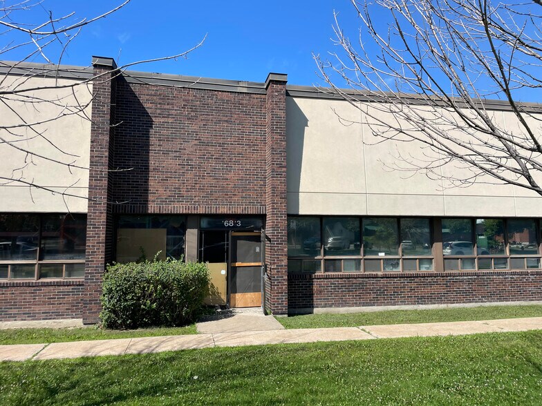 More Photos Of 16791-16821 Boul Hymus, Kirkland Warehouse For Lease