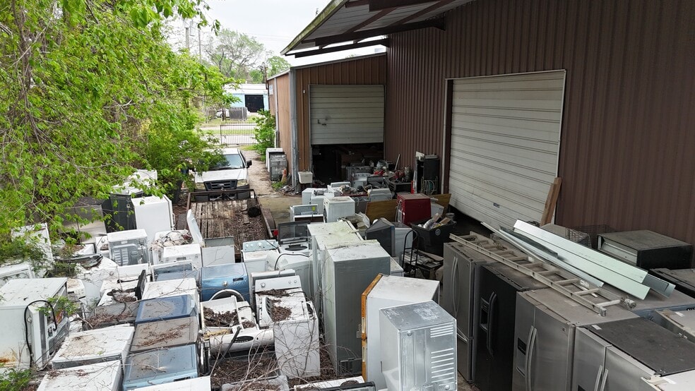 More Photos Of 8709 Irvington Blvd, Houston Warehouse For Sale