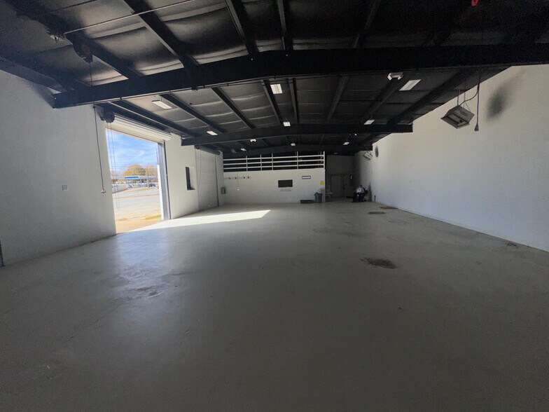 More Photos Of 6424 Church St, Douglasville Auto Repair For Lease