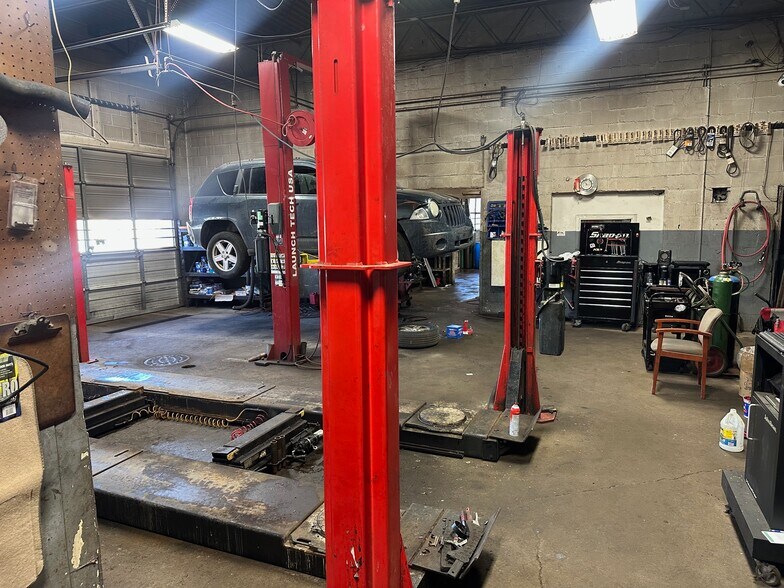 More Photos Of 16500 E Warren Ave, Detroit Auto Repair For Lease