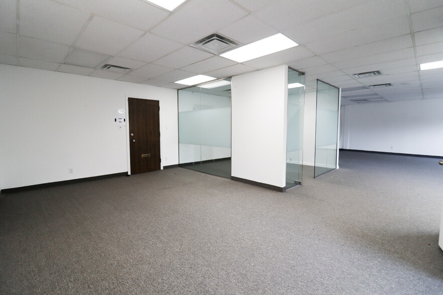 More Photos Of 734-752 Sheppard Ave E, Toronto Unknown For Lease