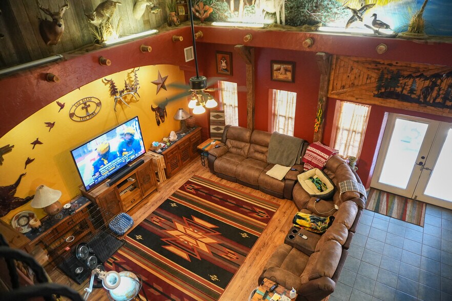 More Photos Of 1122 Douglas Ave, Beaver Hotel For Sale