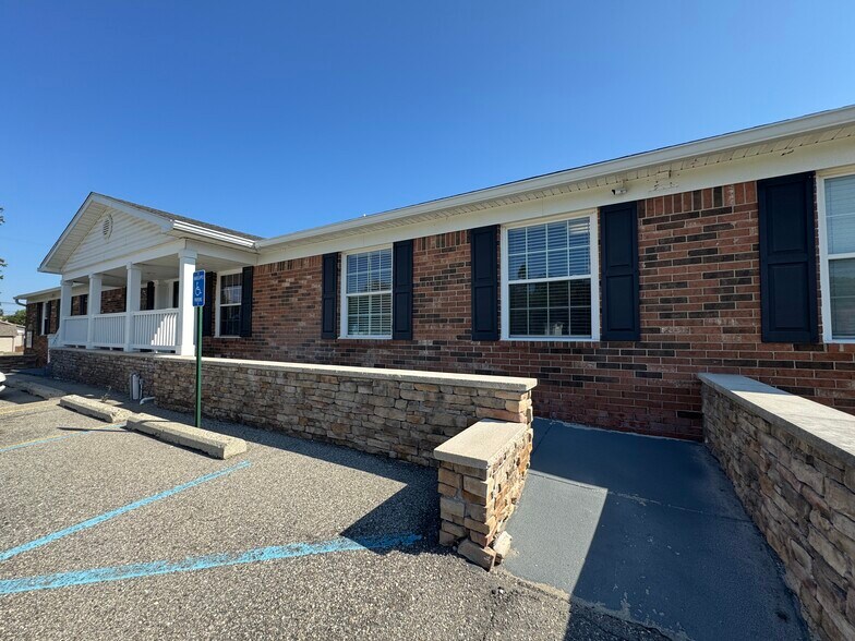 More Photos Of 8123 Grand River Rd, Brighton Medical For Sale
