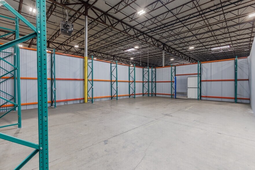 More Photos Of 11410-11420 Mathis Ave, Farmers Branch Distribution For Lease