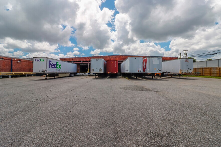 More Photos Of 827 Douglas Ave, Portsmouth Warehouse For Lease