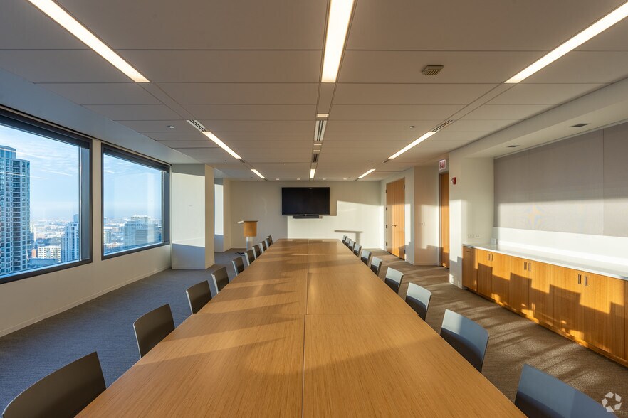 More Photos Of 321 N Clark St, Chicago Office For Sale