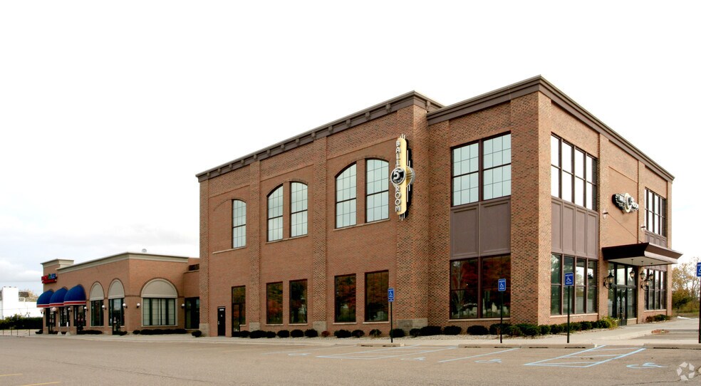 More Photos Of 25750-25780 Novi Rd, Novi Storefront Retail Office For Lease