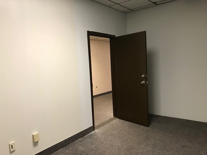 More Photos Of 4350 W Lincoln Hwy, Matteson Office For Sale