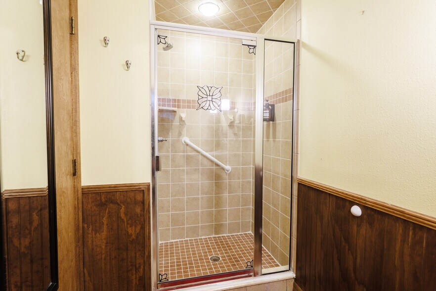 More Photos Of 215 E French Ave, Orange City Hospitality For Sale