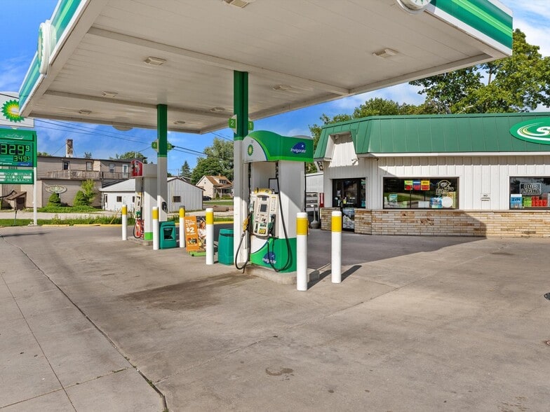 More Photos Of 227 S Calumet St, Valders Service Station For Sale