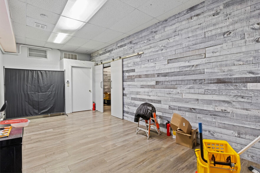 More Photos Of 1415-1419 Leestown Rd, Lexington General Retail For Sale