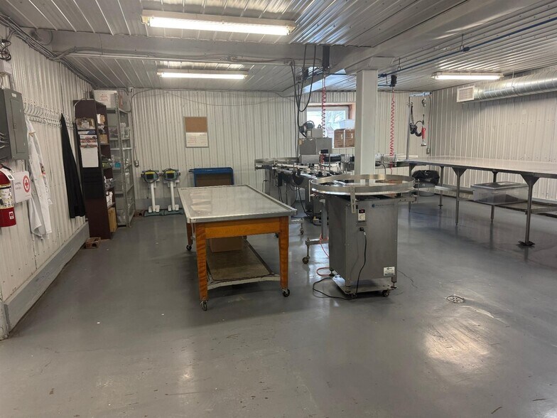 More Photos Of 630 Rue Poisson, Trois-Rivières Distribution For Lease