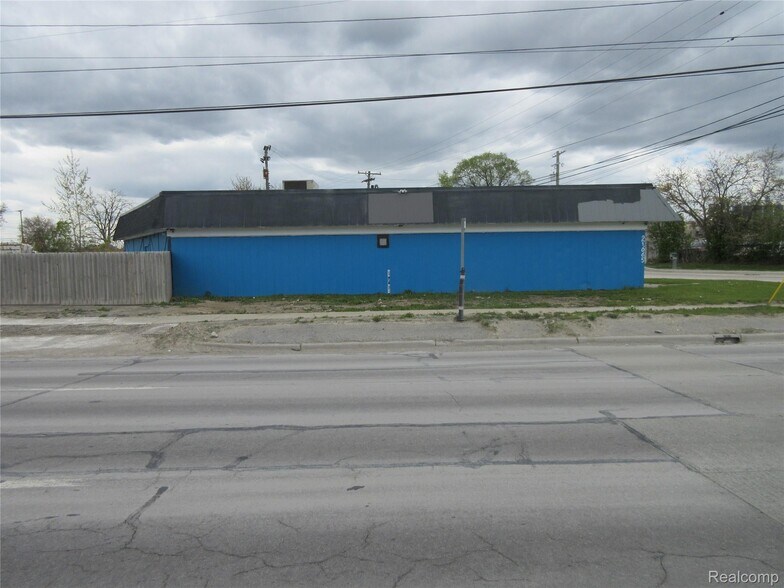 More Photos Of 21665 Groesbeck Hwy, Warren Office For Sale