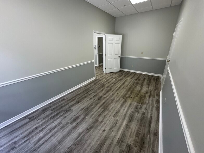 More Photos Of 106 Commerce St, Lake Mary Light Distribution For Lease