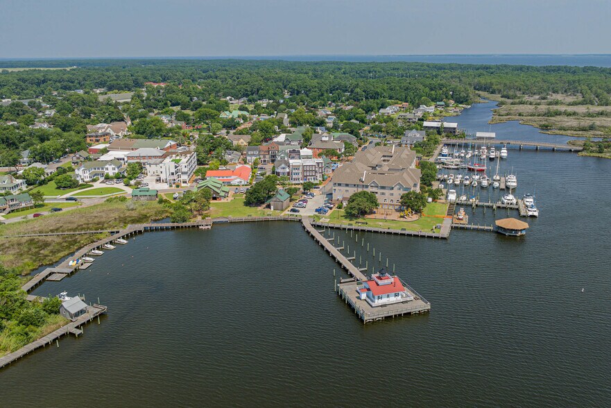 More Photos Of 207 Queen Elizabeth Ave, Manteo Storefront Retail Residential For Sale