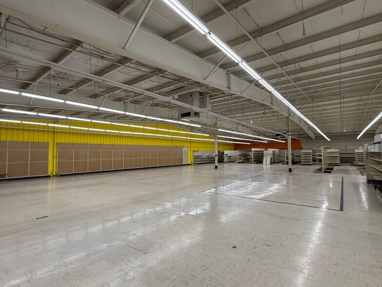 More Photos Of 1407 38th St, Peru Freestanding For Sale