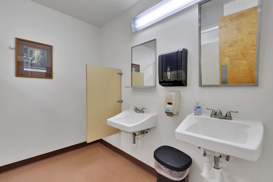 More Photos Of 6601-6535 Chester Ave, Jacksonville Continuing Care Retirement Community For Lease