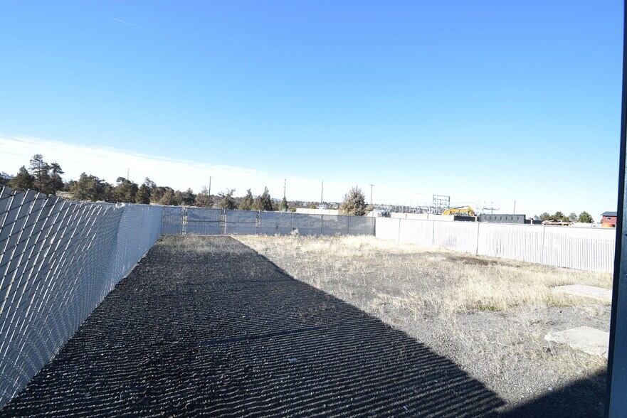 More Photos Of 2121 SW Deerhound Ave, Redmond Manufacturing For Lease