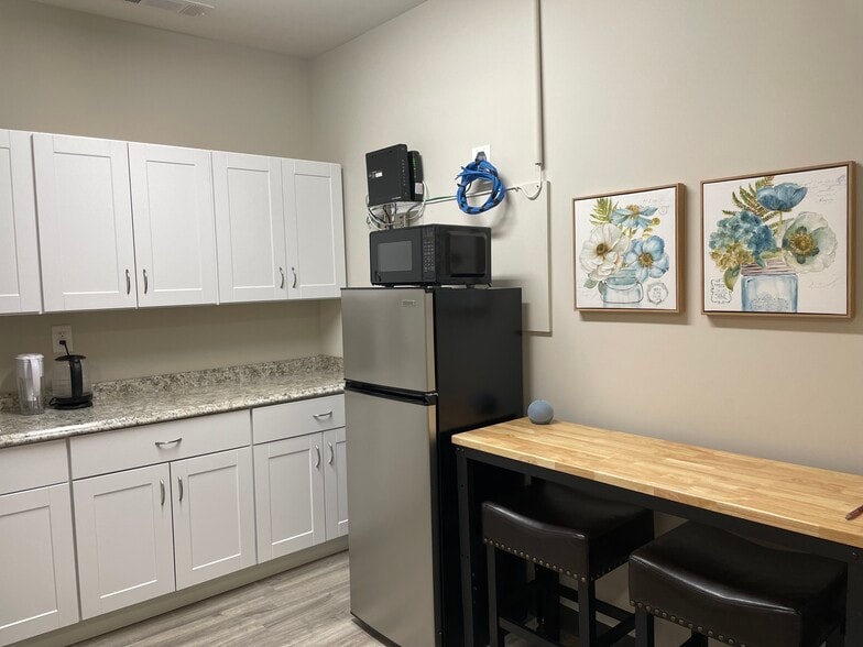 More Photos Of 247 River Park North Dr, Woodstock Medical For Sale