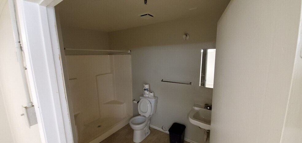 More Photos Of 1231 S Buena Vista St, San Jacinto Service For Lease