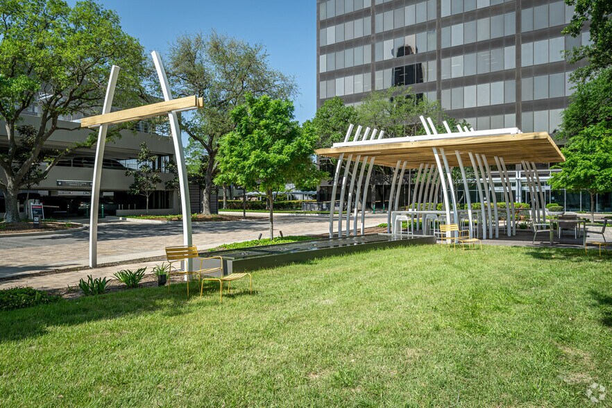 More Photos Of 5251 Westheimer Rd, Houston Unknown For Lease