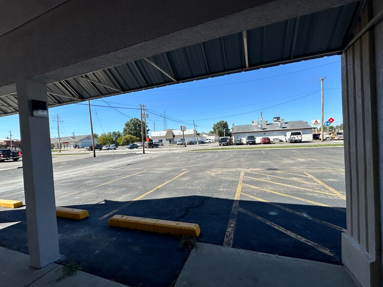 More Photos Of 102 E Park St, Taylorville Freestanding For Sale