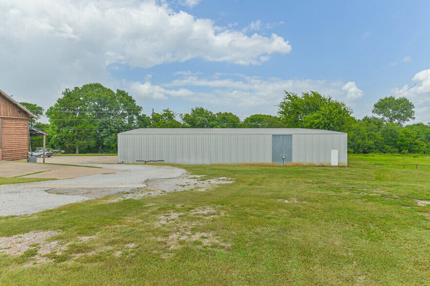 More Photos Of 1608 Highway 290 W, Brenham Showroom For Lease