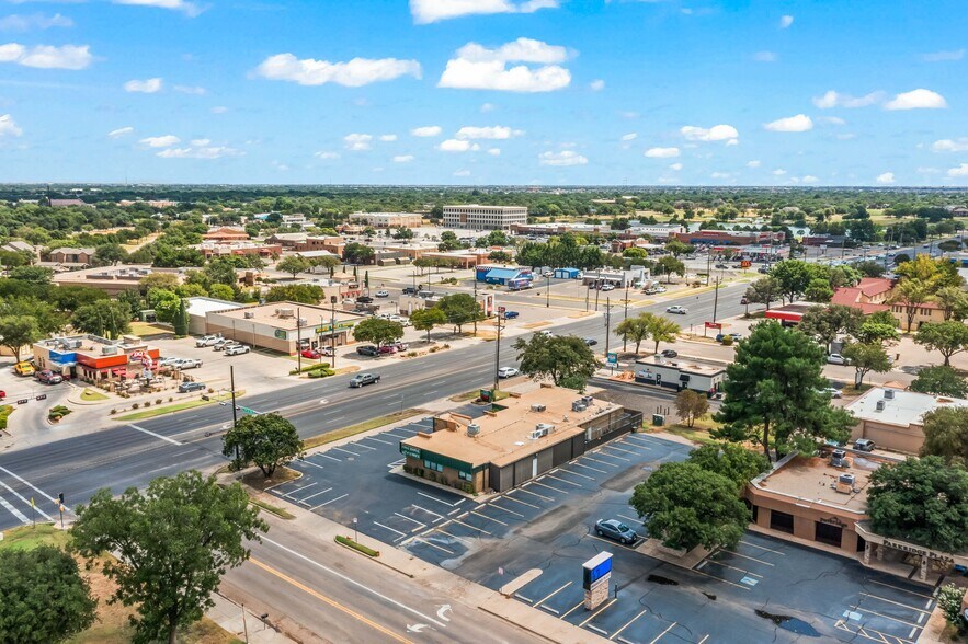 More Photos Of 7902 Slide Rd, Lubbock Veterinarian Kennel For Lease