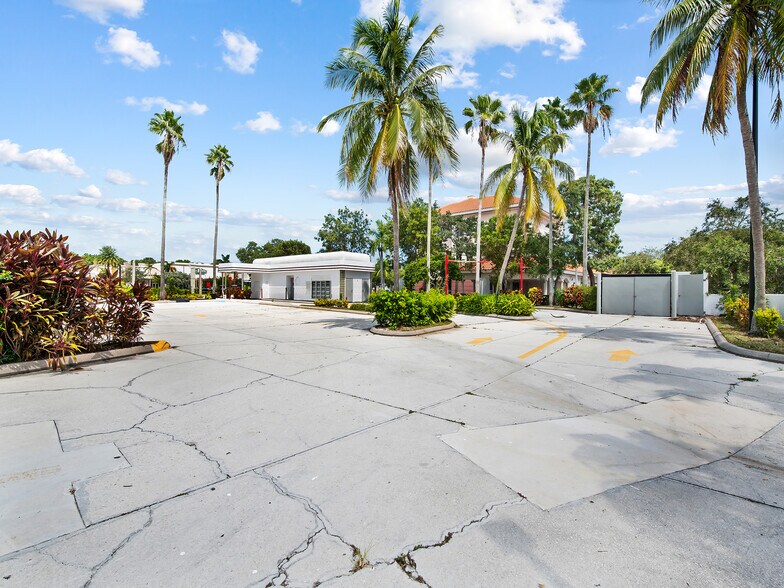 More Photos Of 500 E Yamato Rd, Boca Raton Freestanding For Lease
