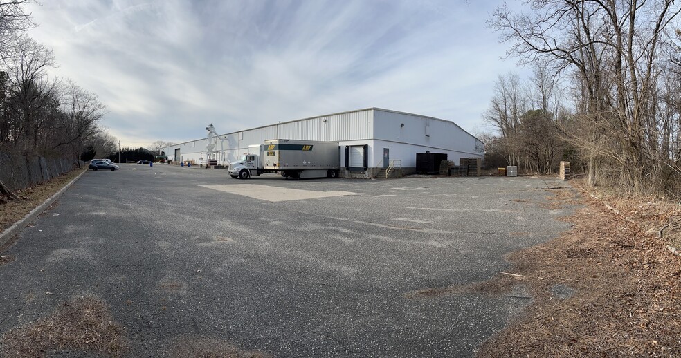 More Photos Of 885 Waverly Ave, Holtsville Warehouse For Lease