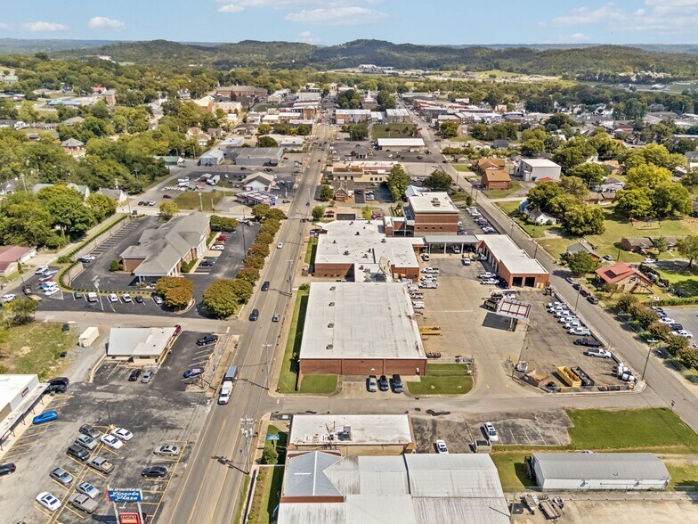 More Photos Of 506 College St W, Fayetteville Office For Sale