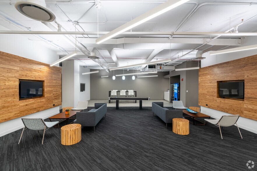 More Photos Of 10 N Martingale Rd, Schaumburg Coworking Space