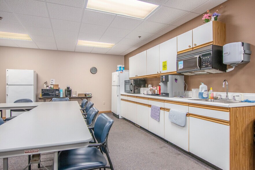 More Photos Of 3050 Commerce Dr, Fort Gratiot Office For Sale