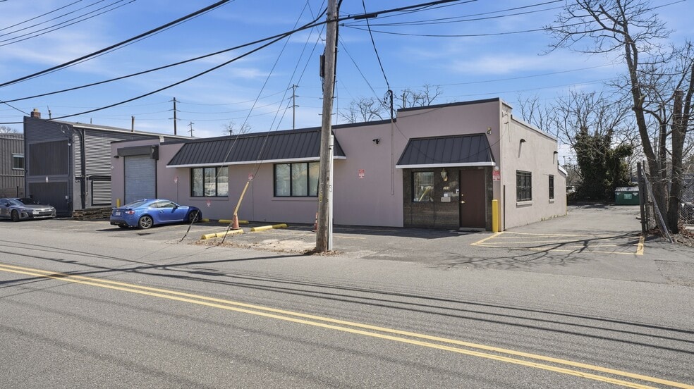 More Photos Of 384 Moffitt Blvd, Islip Warehouse For Sale