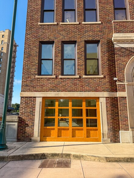 More Photos Of 200 Main Plz, San Antonio Office For Lease