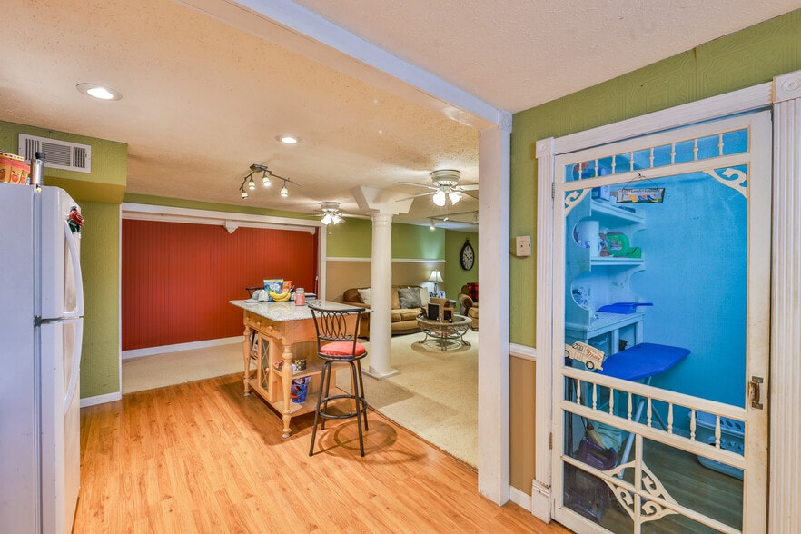 More Photos Of 126 N Wilson St, Dresden General Retail For Sale