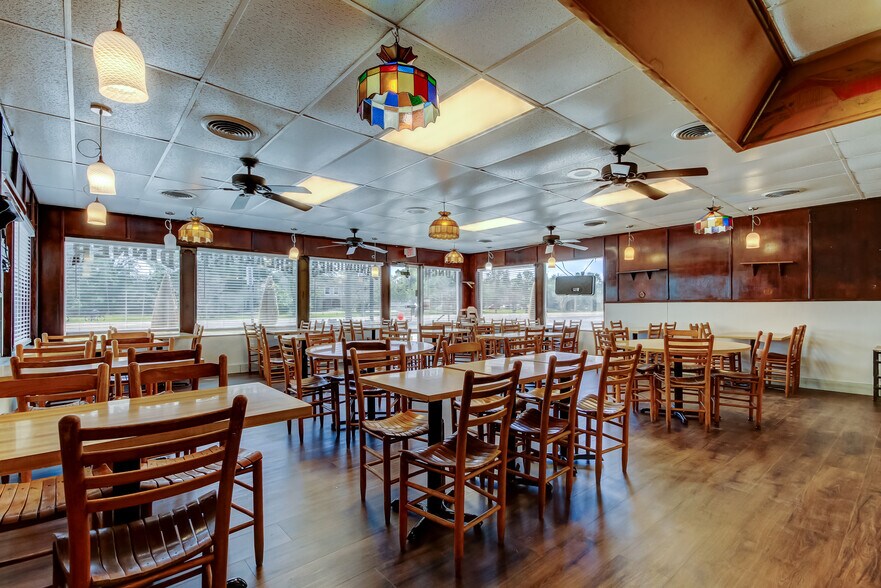 More Photos Of 2070 Bayshore Blvd, Dunedin Restaurant For Lease