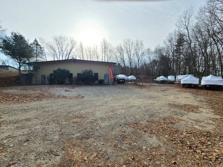 More Photos Of 11 Town Forest Rd, Oxford Warehouse For Lease