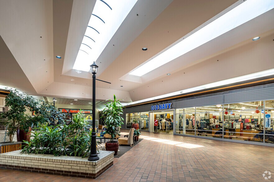 More Photos Of 2259 S 9th St, Salina Unknown For Lease