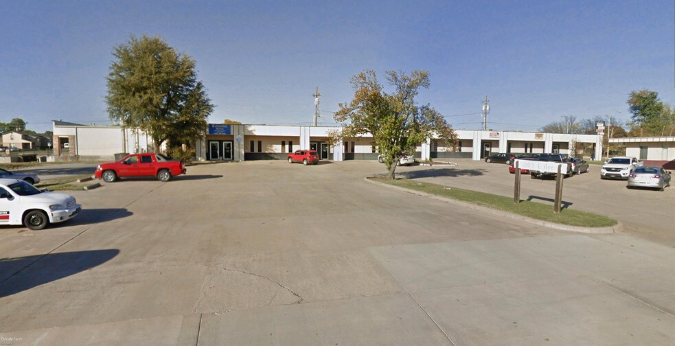 Primary Photo Of 1103 SW C Ave, Lawton Office For Lease