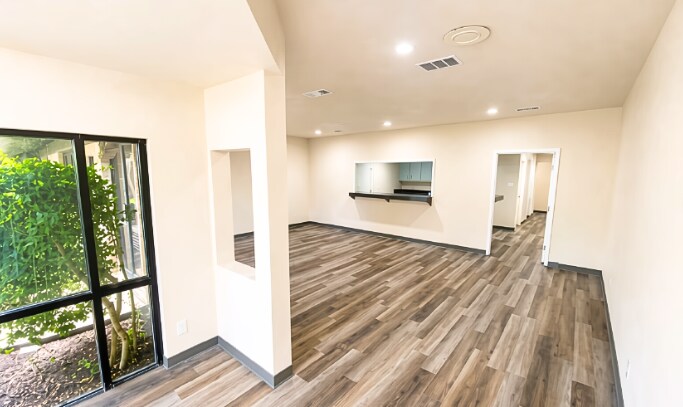 More Photos Of 1721 Cimarron Trl, Hurst Medical For Lease