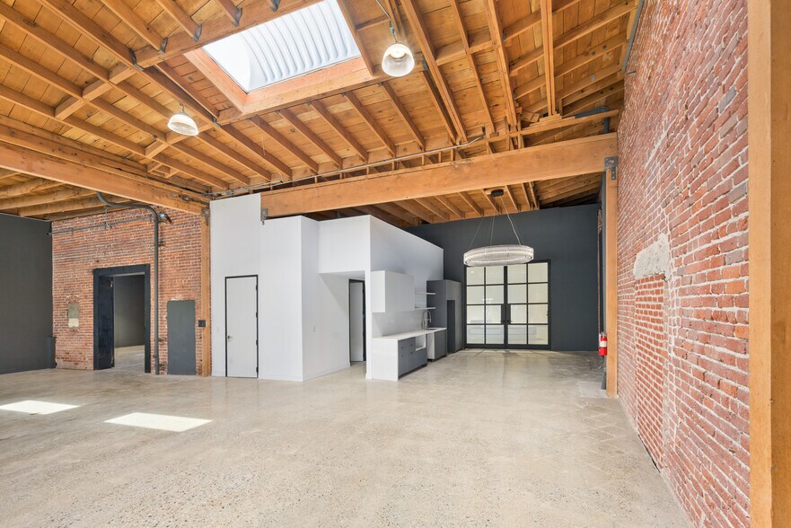 More Photos Of 601 S Fairfax Ave, Los Angeles Freestanding For Lease