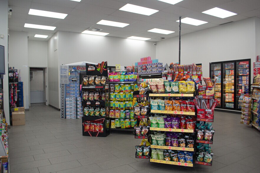 More Photos Of 680 Av Gilles-Villeneuve, Berthierville General Retail For Sale