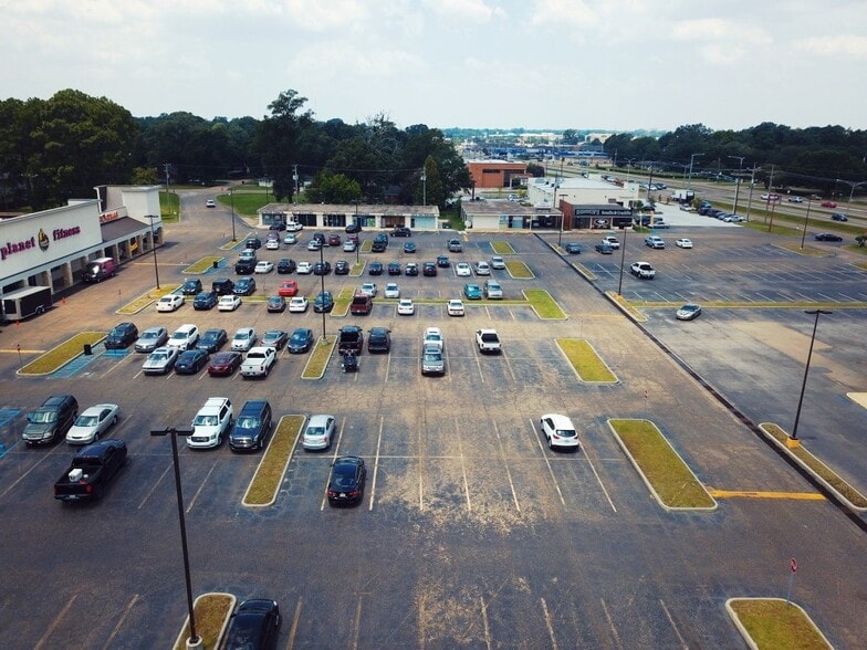 More Photos Of 9620 Florida Blvd, Baton Rouge General Retail For Sale