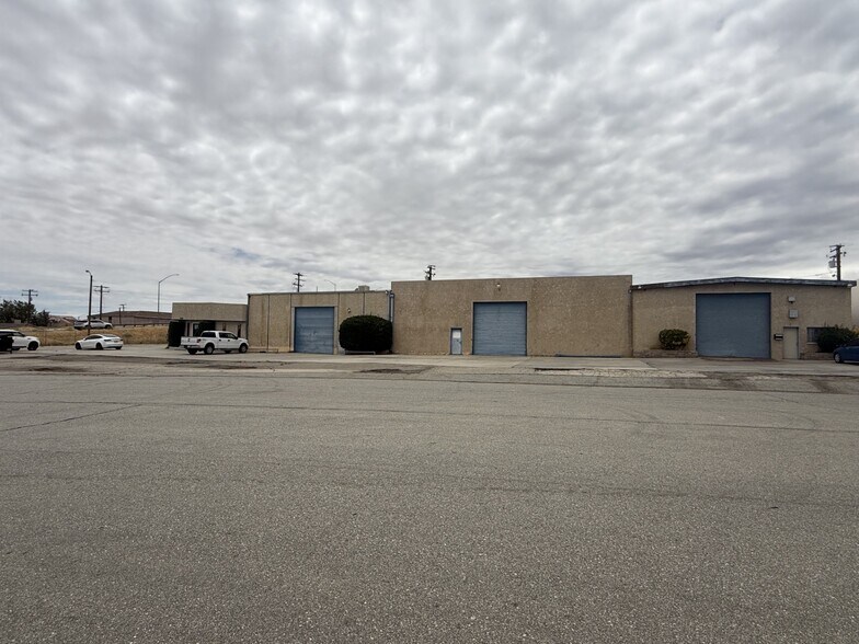 More Photos Of 16409 K St, Mojave Service For Sale