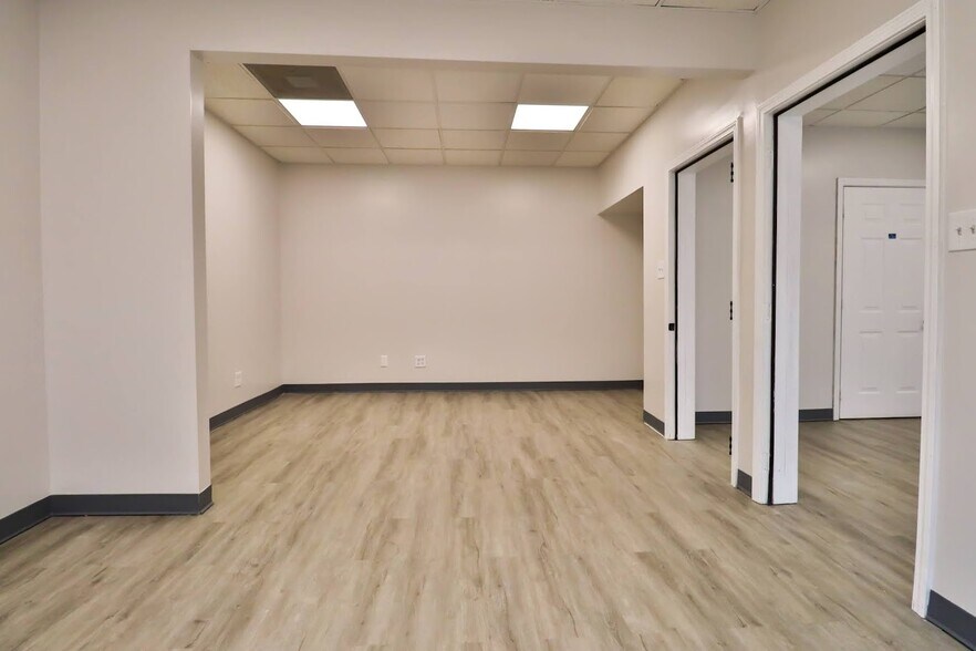 More Photos Of 4701-4731 W Midlothian Tpke, Crestwood Office For Sale