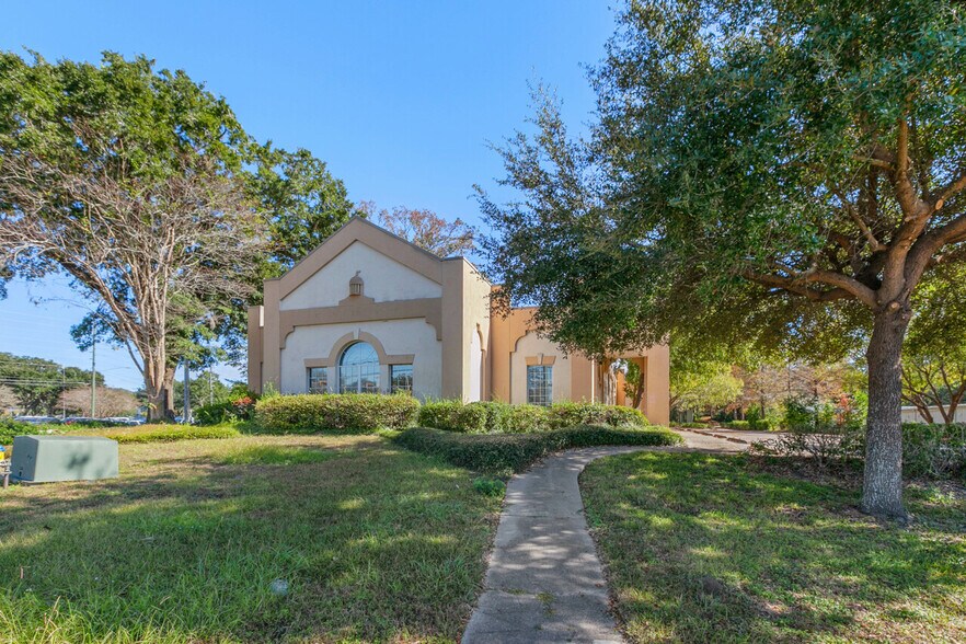 More Photos Of 1997 Capital Cir NE, Tallahassee Bank For Lease